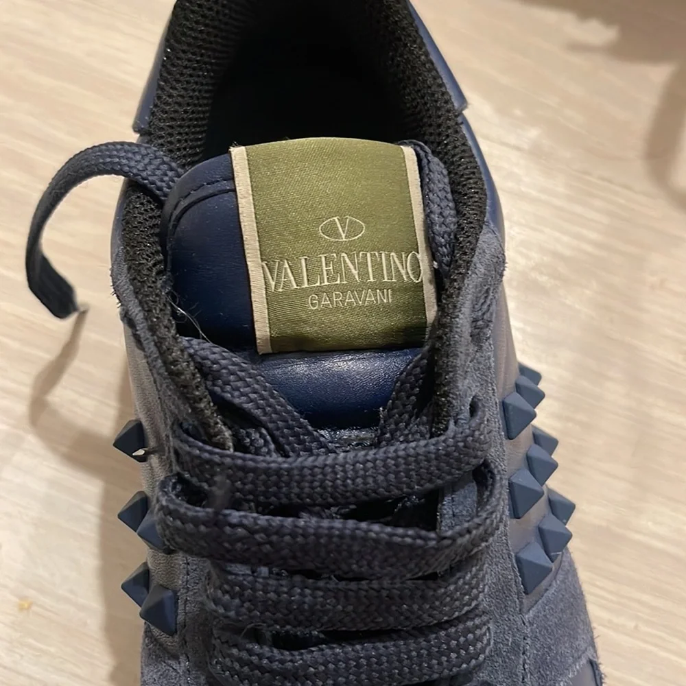 Barely worn Valentino rock stud sneakers in navy blue - Picture 4 of 4